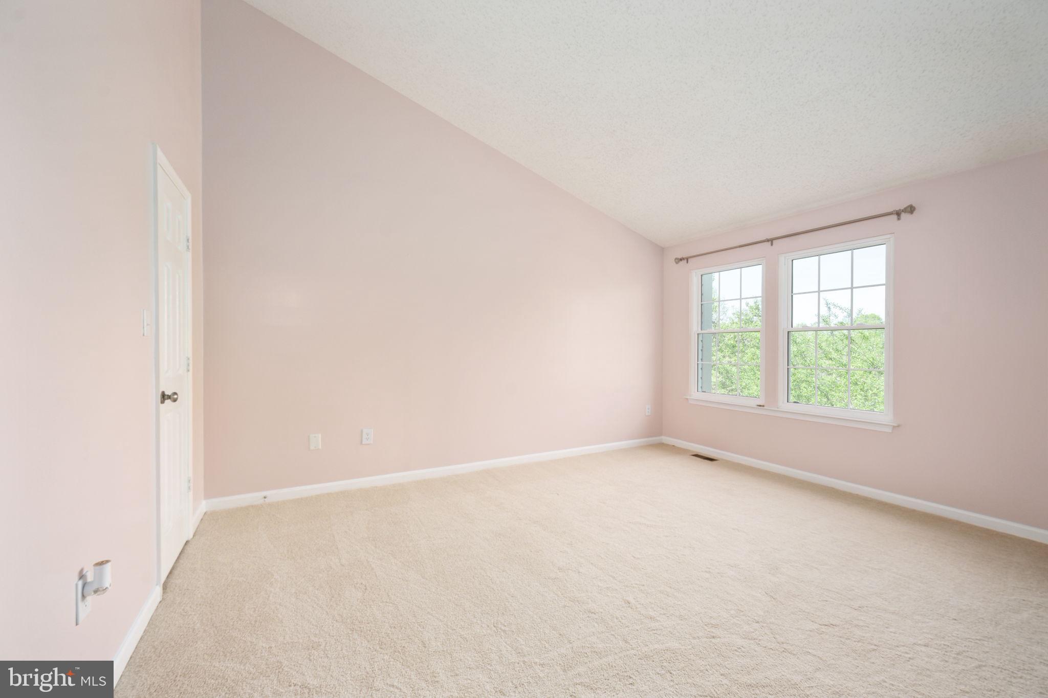 207 KNOLLWOOD COURT