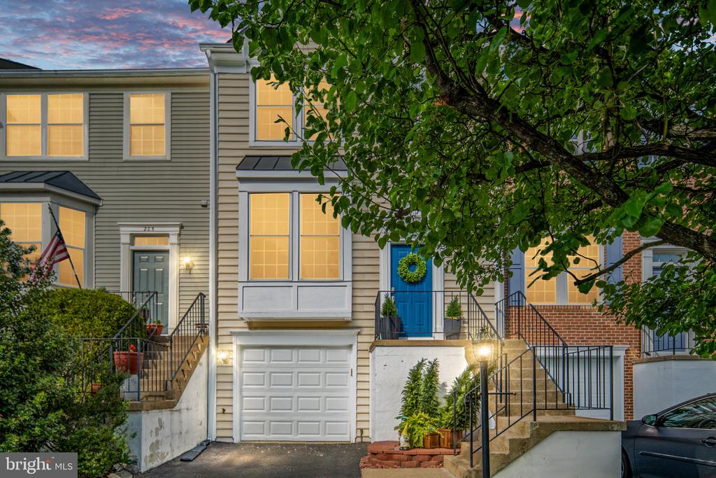 207 KNOLLWOOD COURT