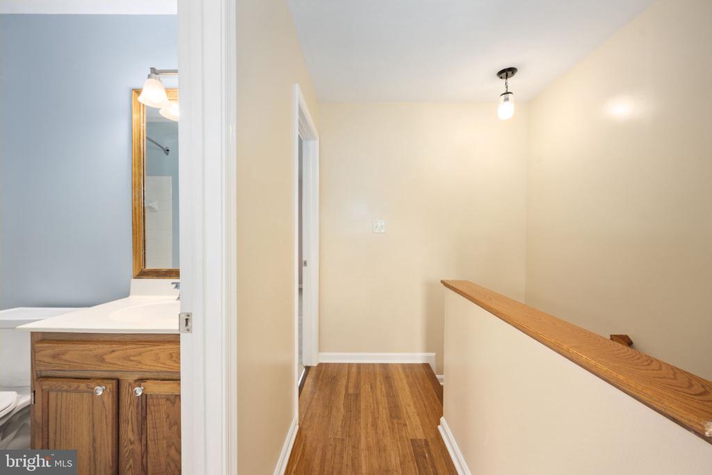 207 KNOLLWOOD COURT