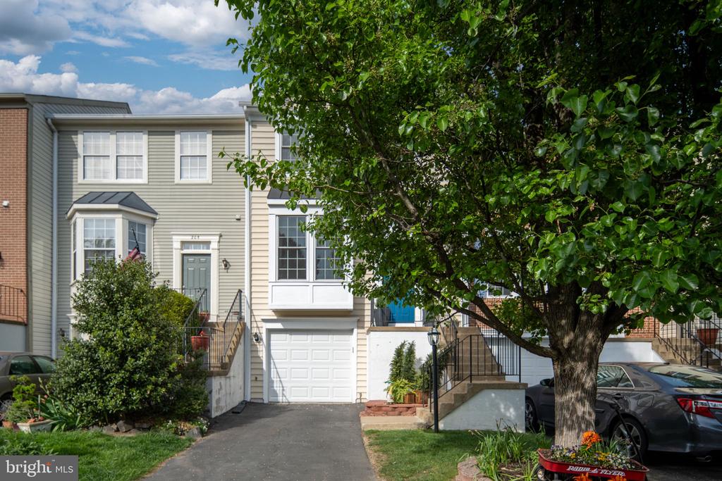 207 KNOLLWOOD COURT