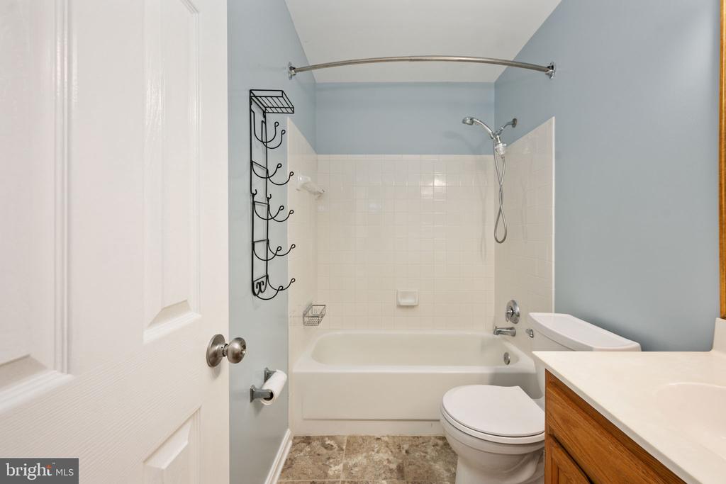 207 KNOLLWOOD COURT