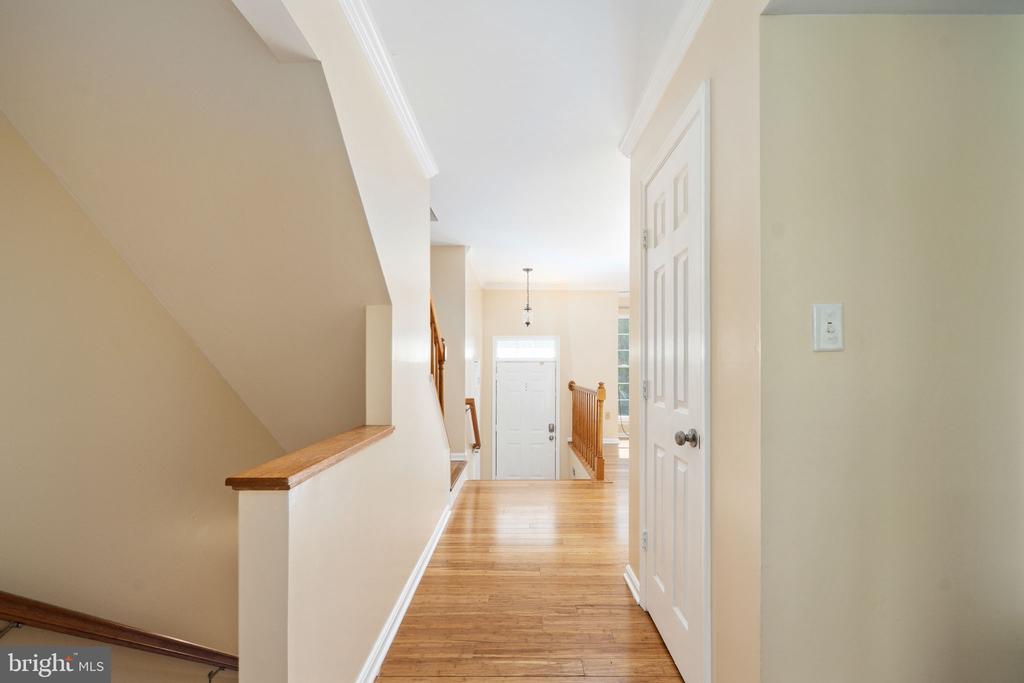 207 KNOLLWOOD COURT