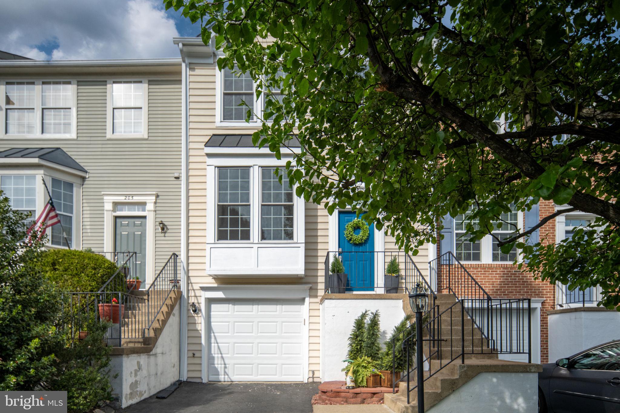 207 KNOLLWOOD COURT