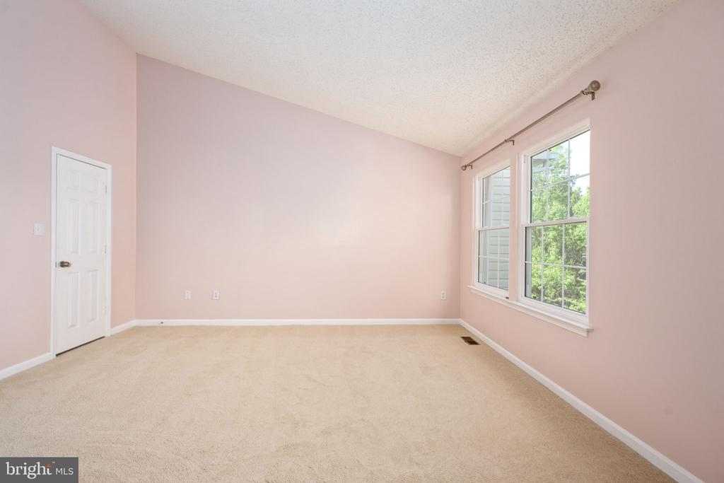 207 KNOLLWOOD COURT