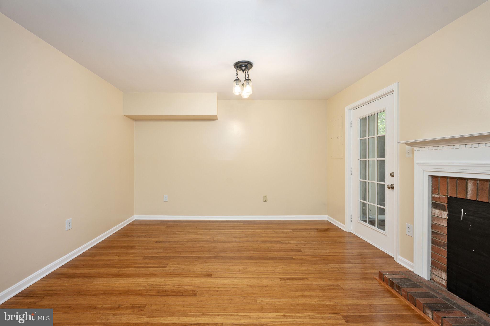207 KNOLLWOOD COURT
