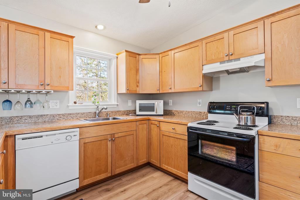 1233 HOLLY VISTA DRIVE
