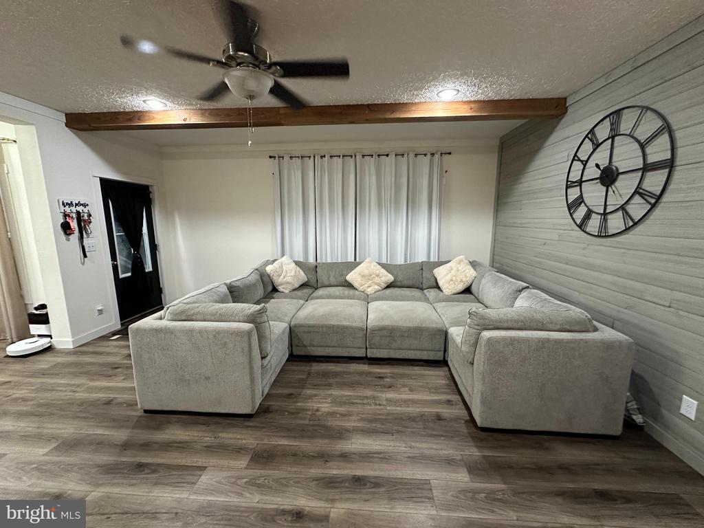 76 POPLAR LN
