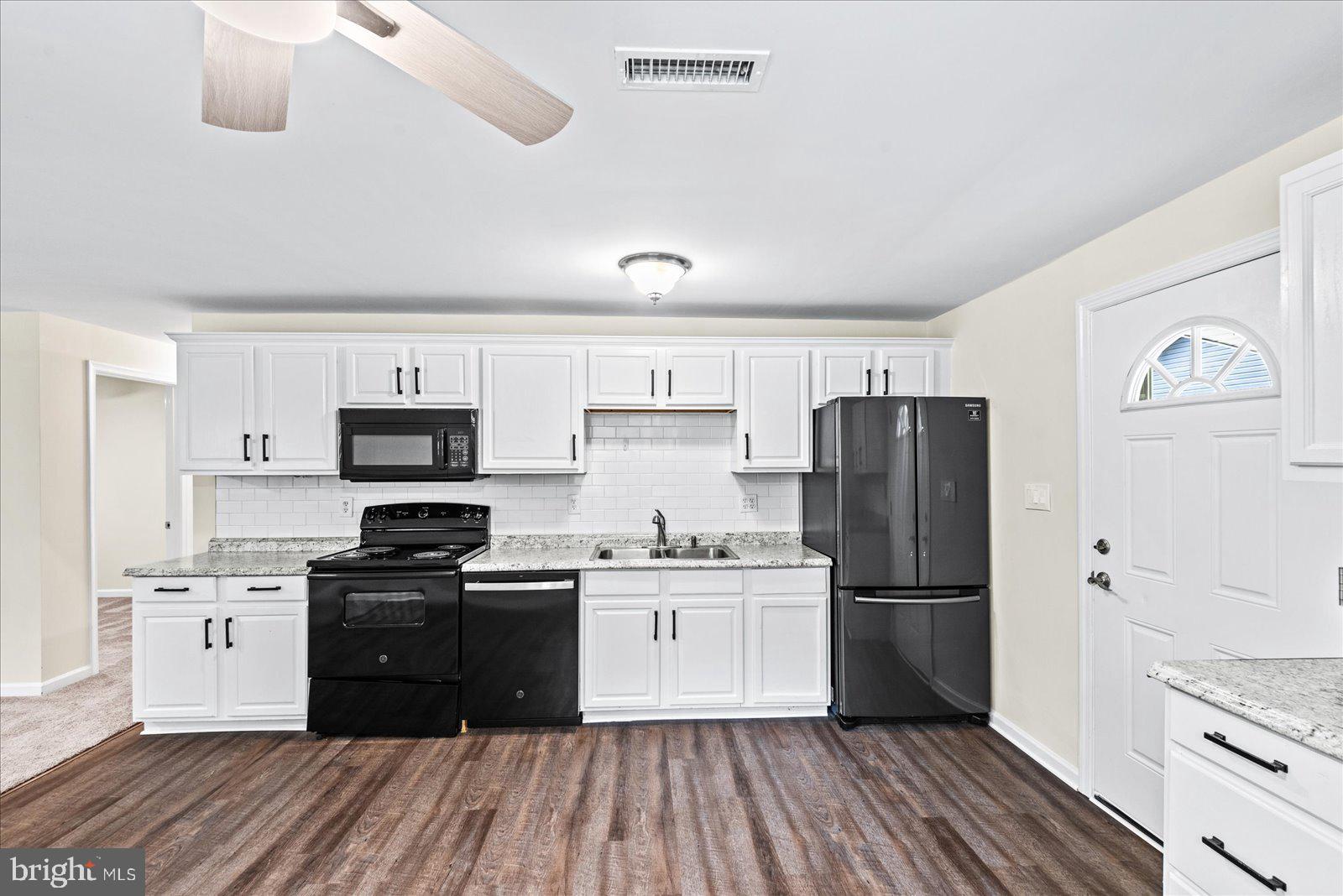 218 CIRCLE LANE
