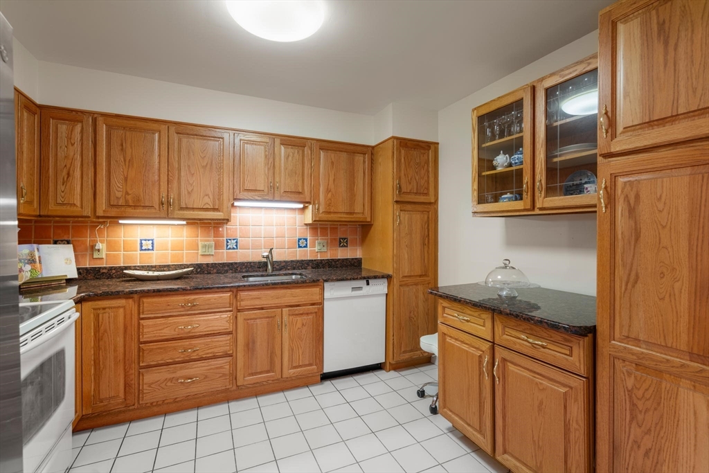 210 Nahanton St # 421