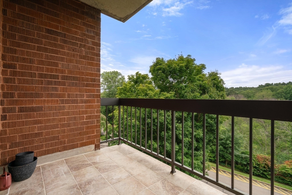 210 Nahanton St # 421