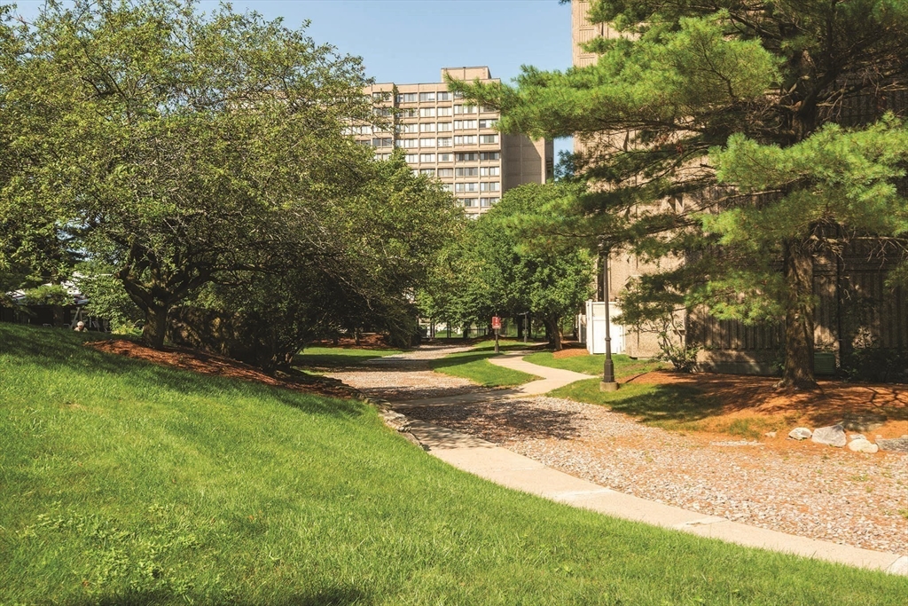 250 Hammond Pond Parkway # 806N
