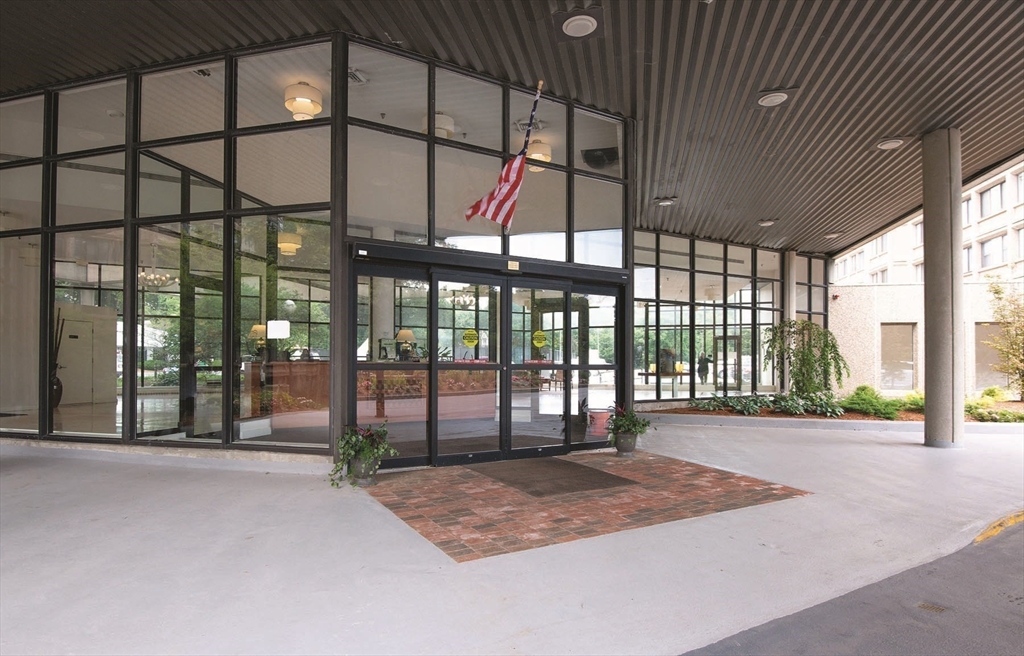 250 Hammond Pond Parkway # 806N