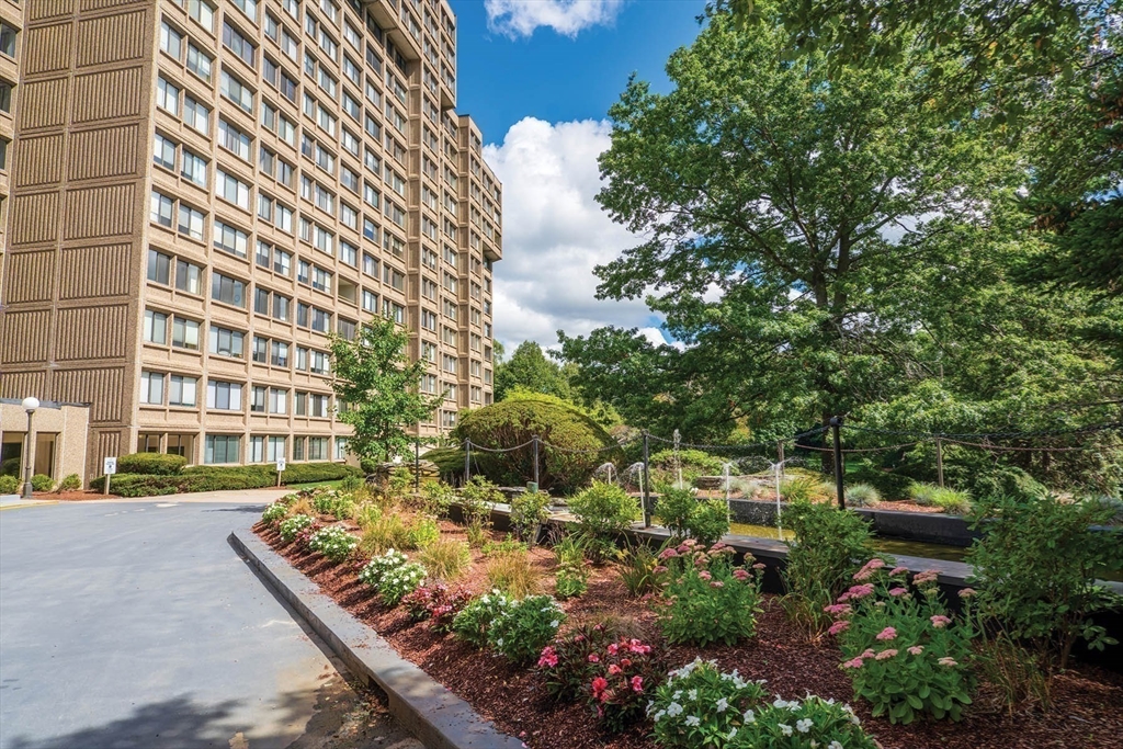 250 Hammond Pond Parkway # 806N