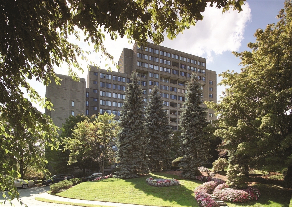 250 Hammond Pond Parkway # 806N