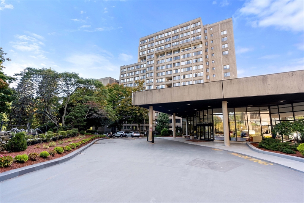 250 Hammond Pond Parkway # 612S