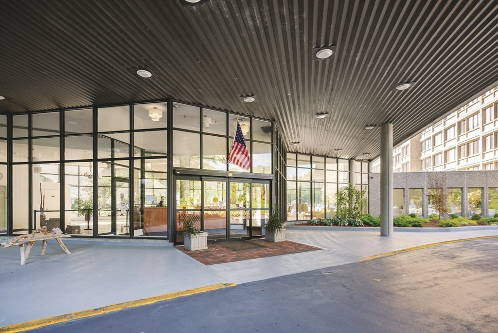 250 Hammond Pond Pkwy # 910S