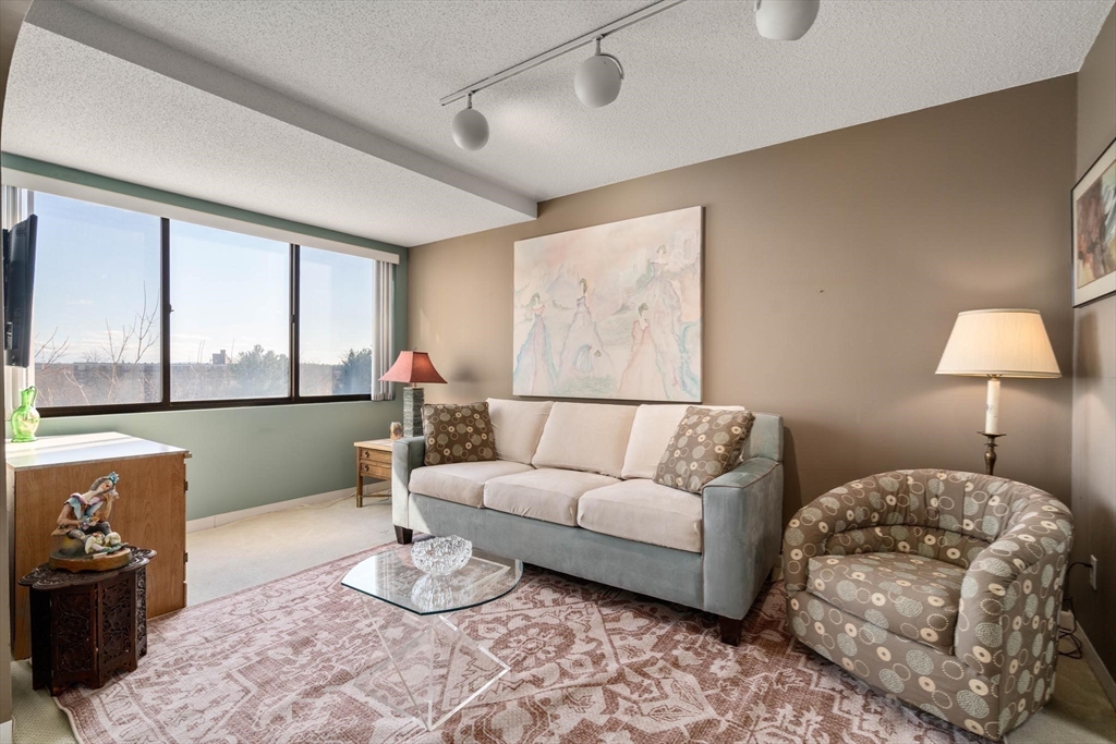 250 Hammond Pond Pkwy # 910S