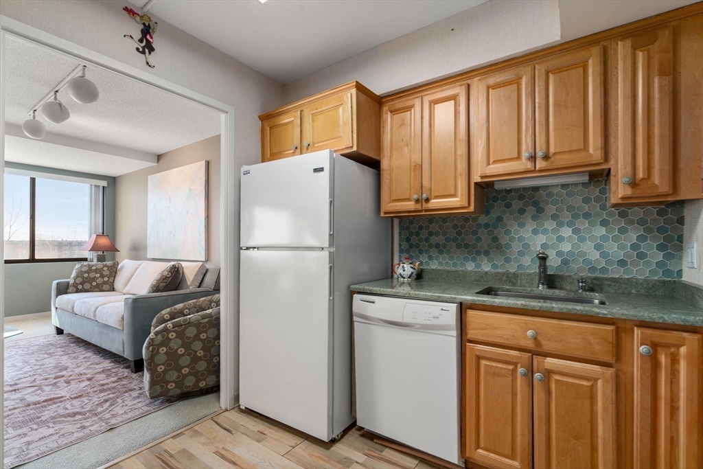 250 Hammond Pond Pkwy # 910S