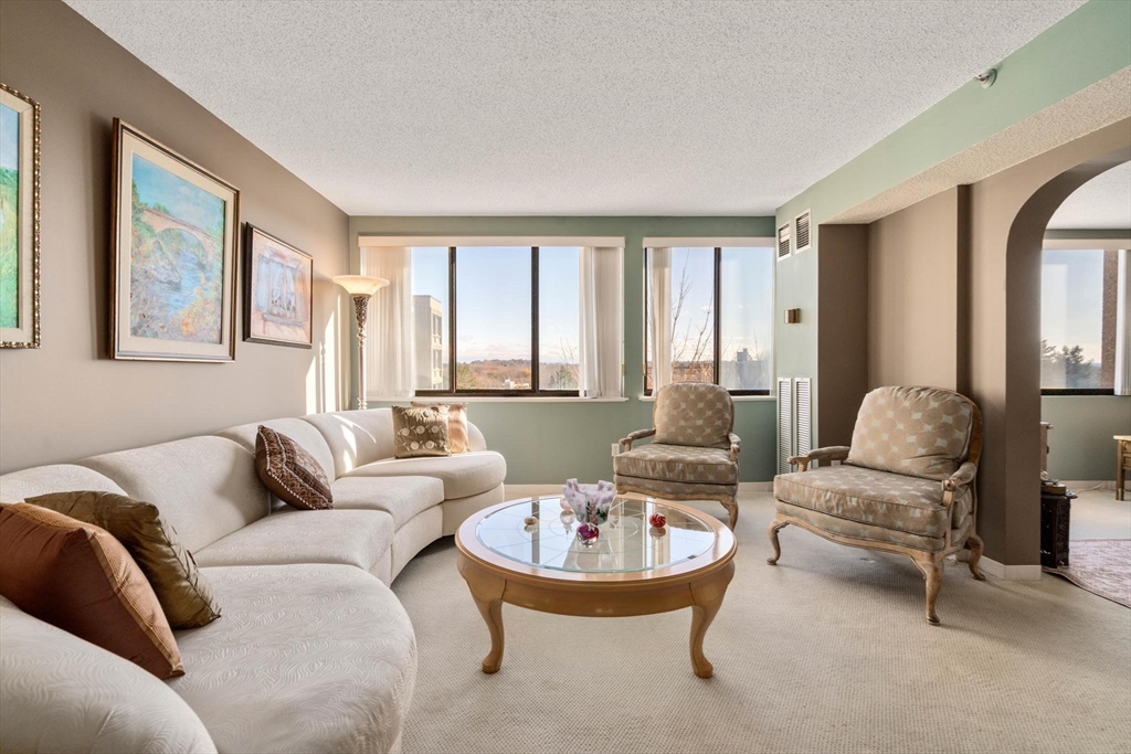250 Hammond Pond Pkwy # 910S
