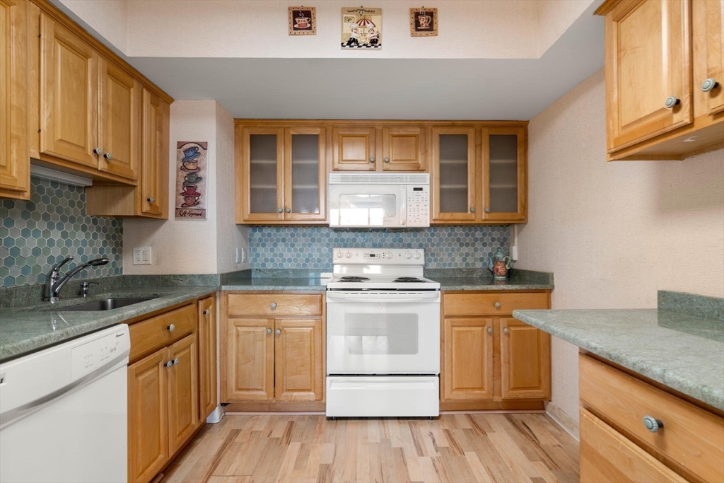 250 Hammond Pond Pkwy # 910S