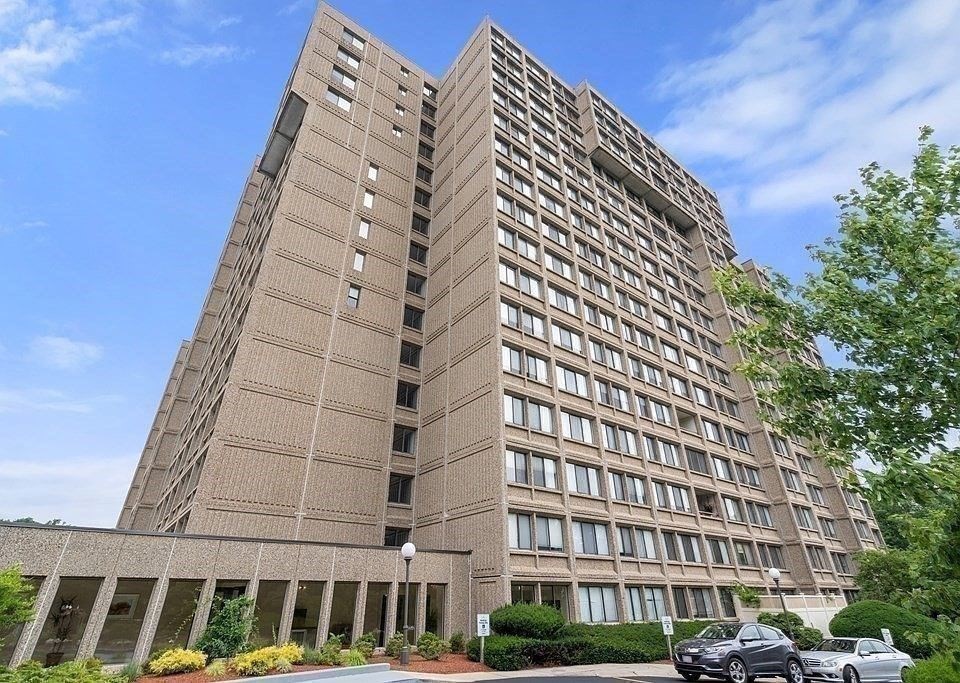250 Hammond Pond Parkway # 806N