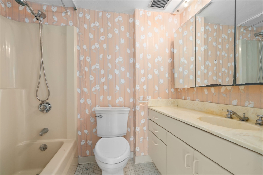 250 Hammond Pond Parkway # 615N