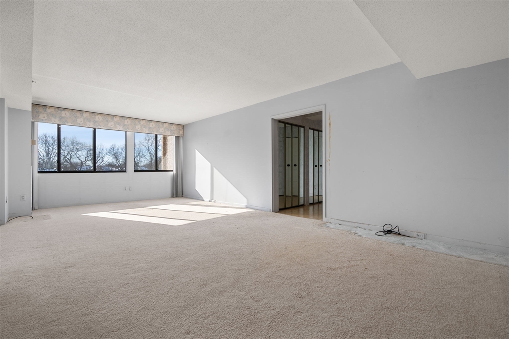 250 Hammond Pond Parkway # 615N