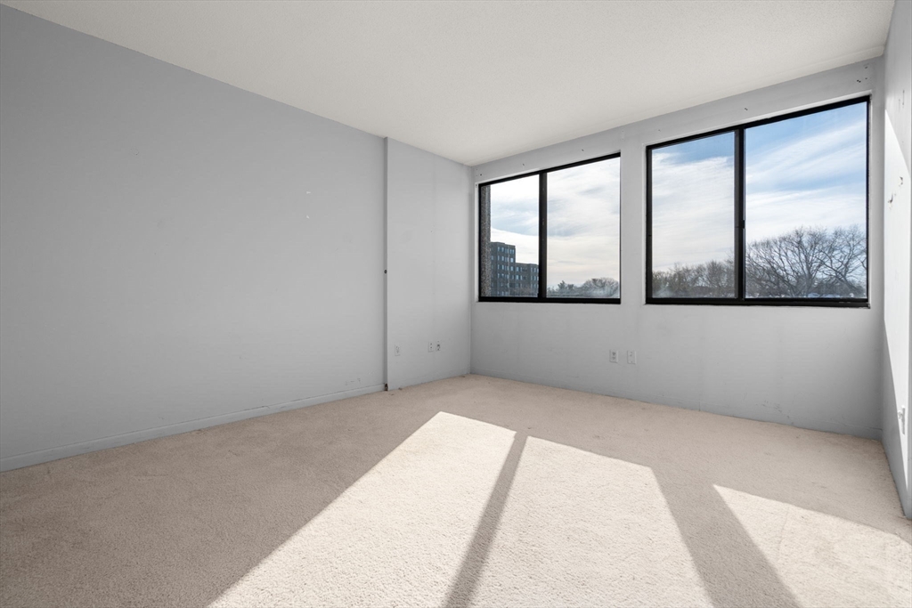 250 Hammond Pond Parkway # 615N