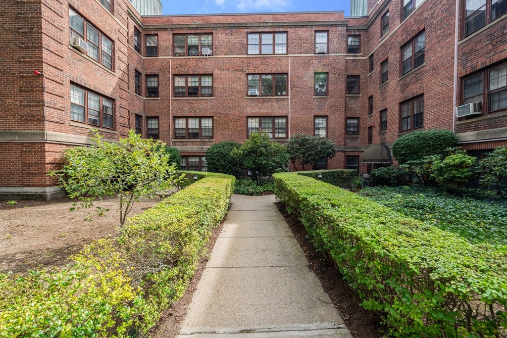 4 Kilsyth Terrace # 32