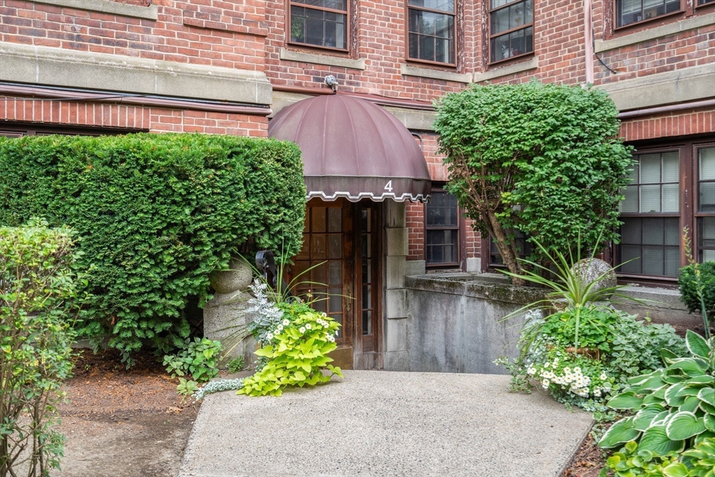 4 Kilsyth Terrace # 32