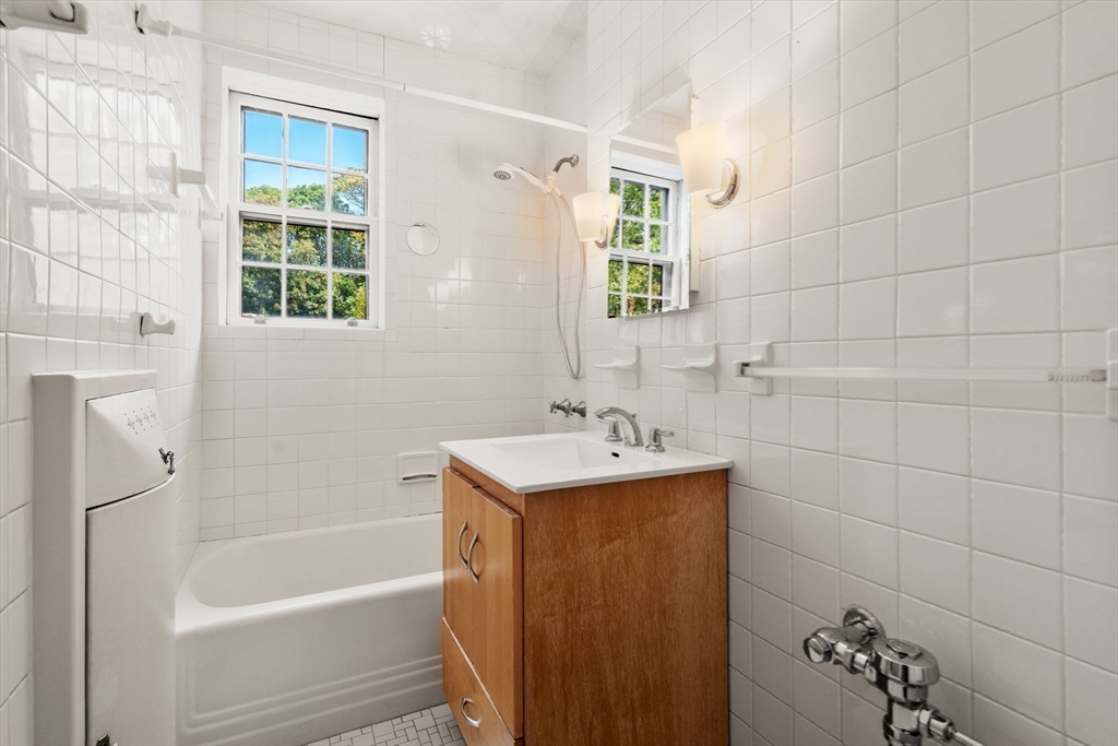 4 Kilsyth Terrace # 32