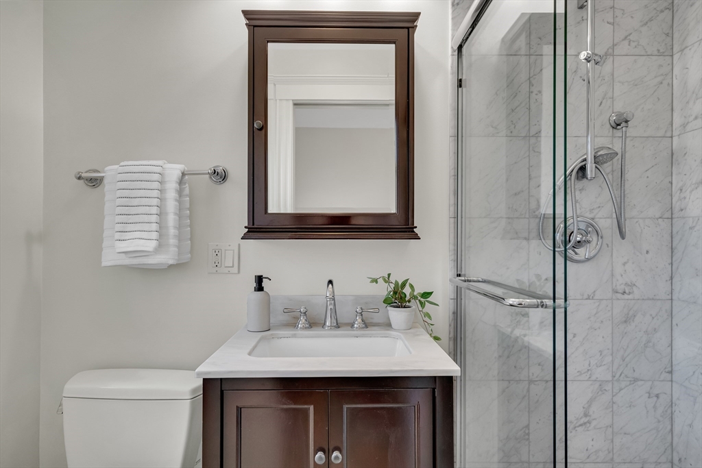 15 Thatcher St # 2 Unit: F2-2