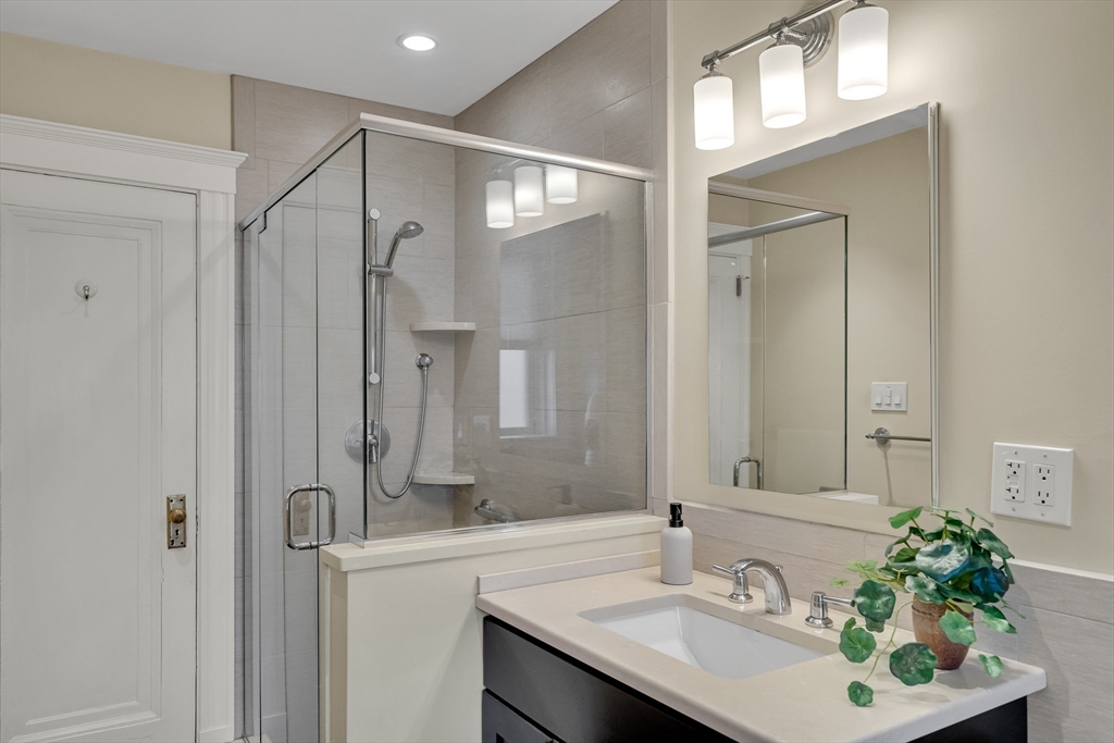 15 Thatcher St # 2 Unit: F2-2