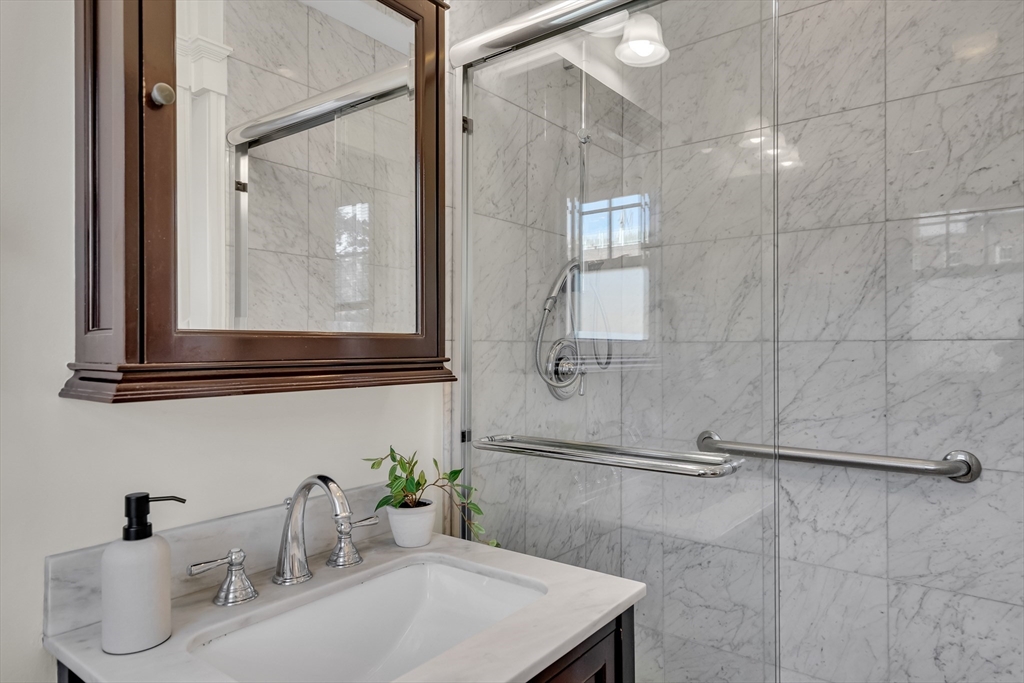 15 Thatcher St # 2 Unit: F2-2