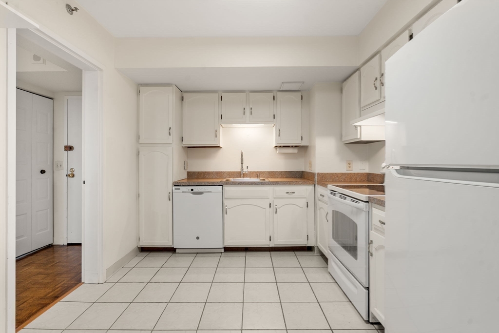 250 Hammond Pond Parkway # 1604N