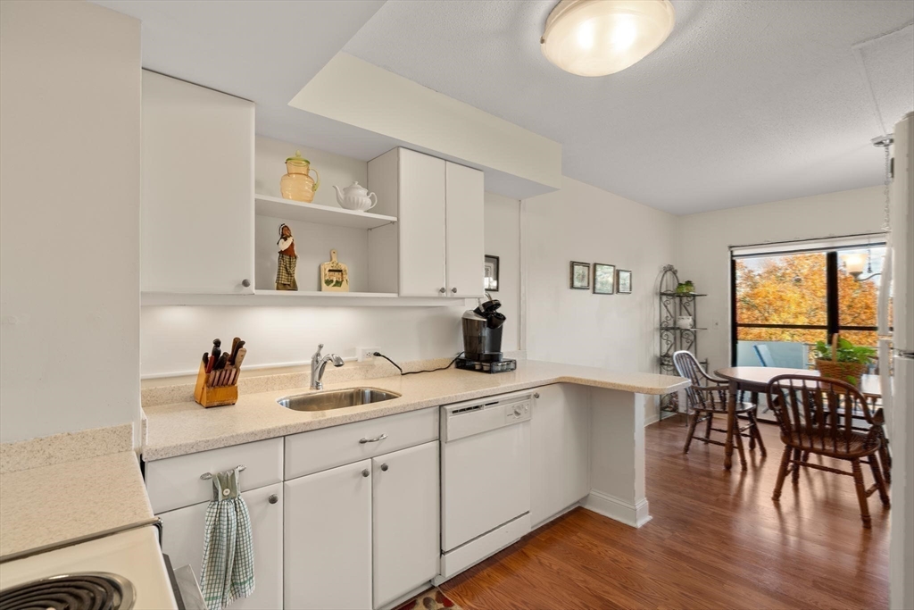 250 Hammond Pond Pkwy # 614S