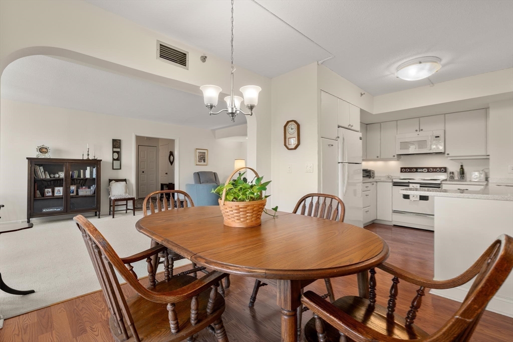 250 Hammond Pond Pkwy # 614S