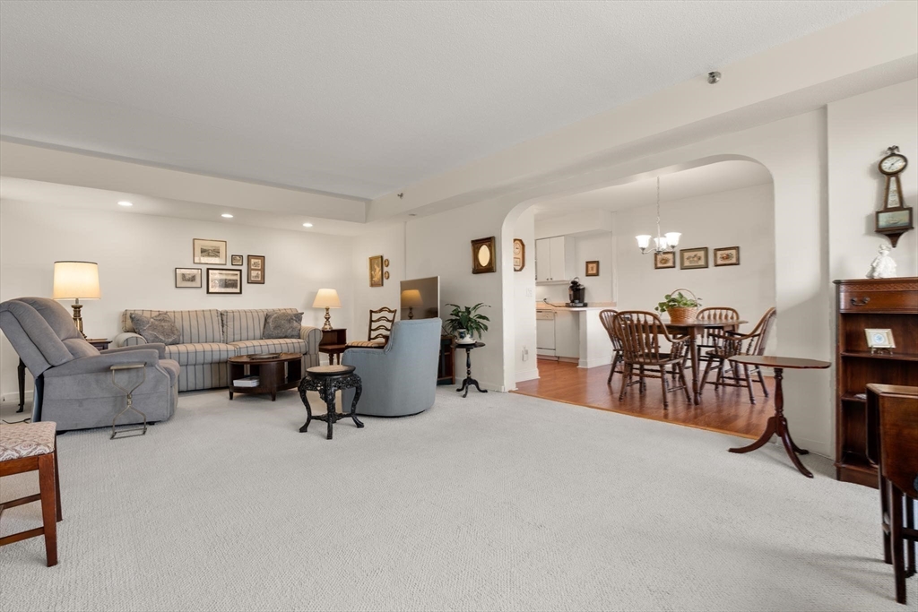 250 Hammond Pond Pkwy # 614S