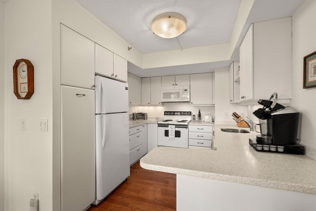 250 Hammond Pond Pkwy # 614S