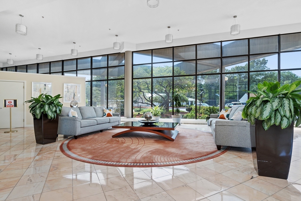 250 Hammond Pond Pkwy # 614S