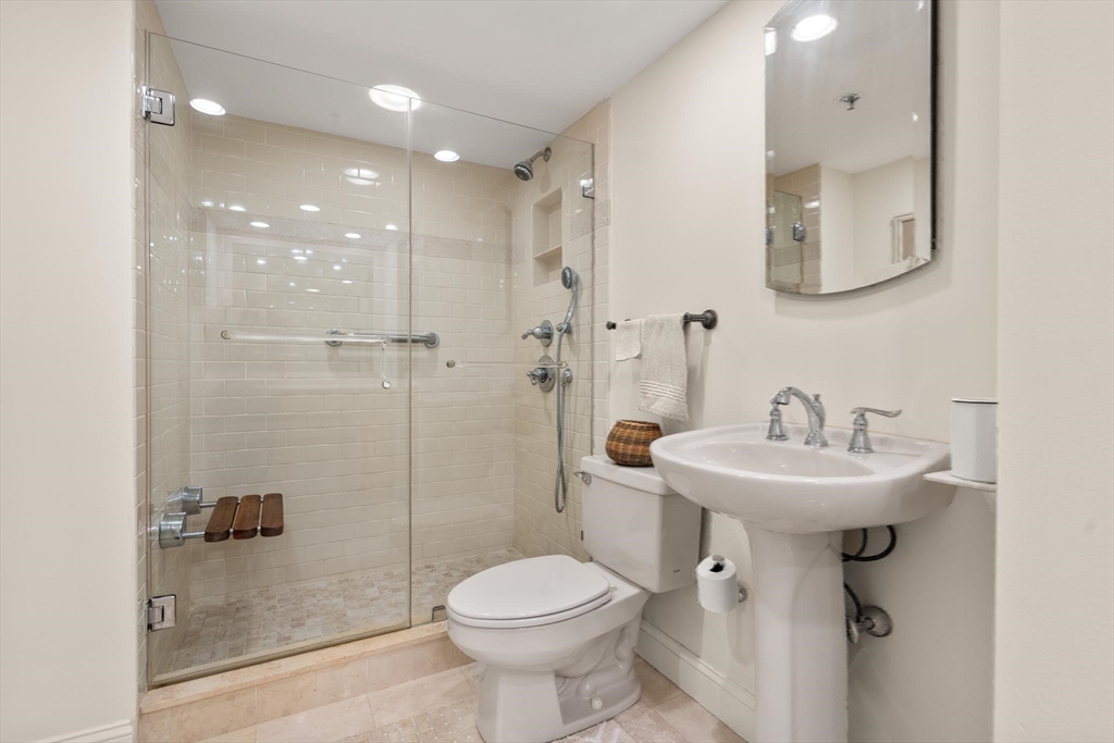 250 Hammond Pond Pkwy # 614S