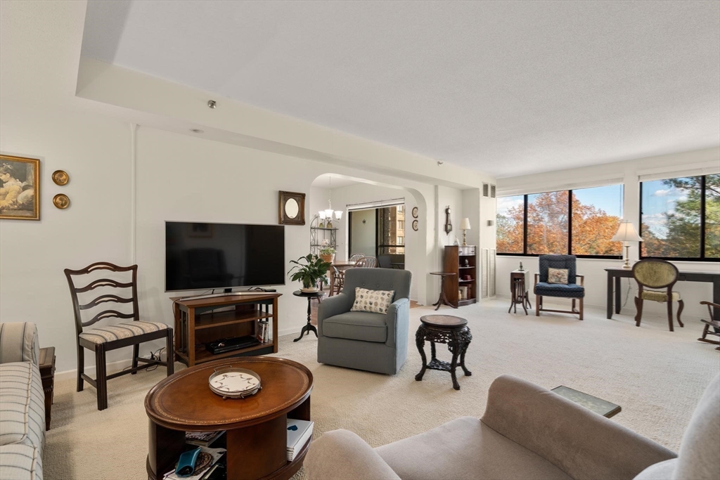 250 Hammond Pond Pkwy # 614S