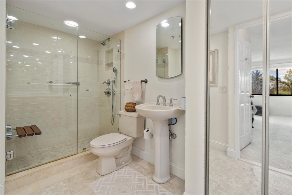 250 Hammond Pond Pkwy # 614S