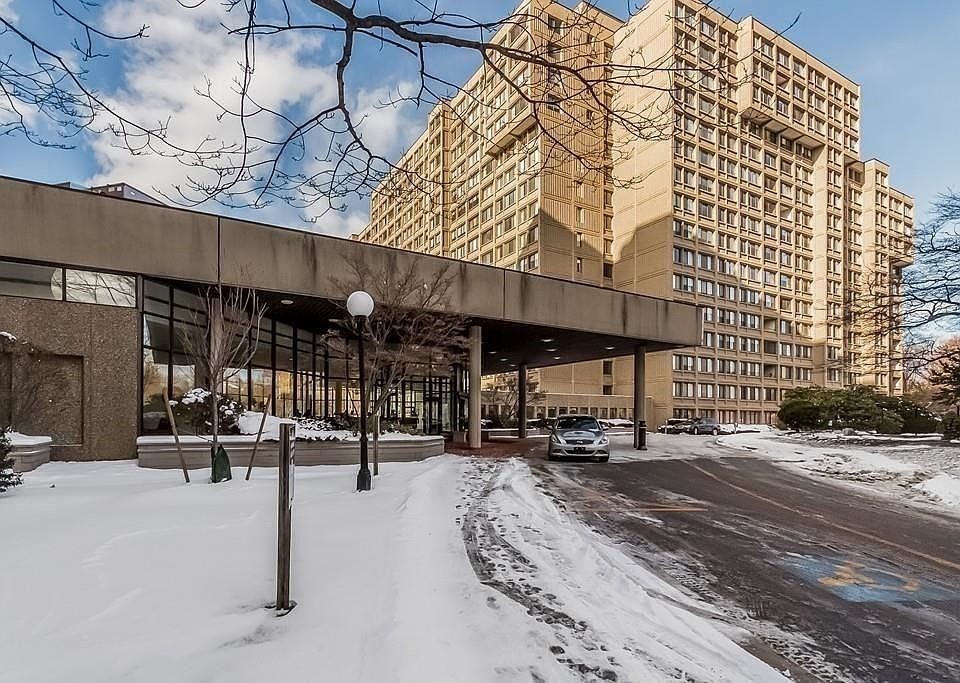 250 Hammond Pond Parkway # 815N