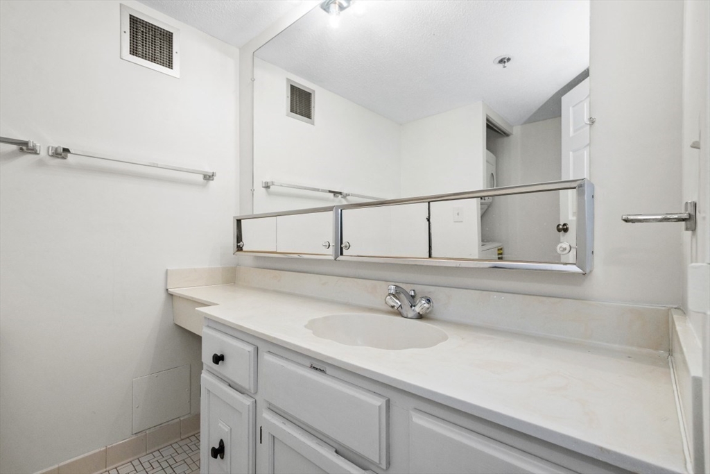 250 Hammond Pond Parkway # 707S