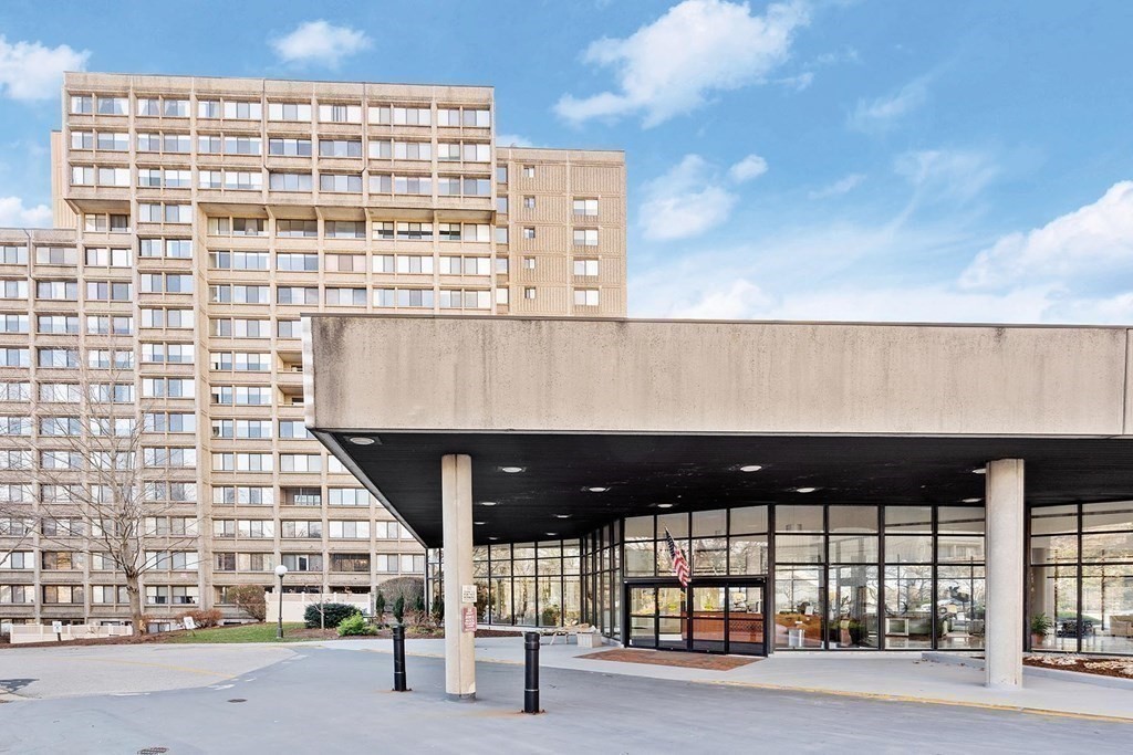 250 Hammond Pond Parkway # 1403N