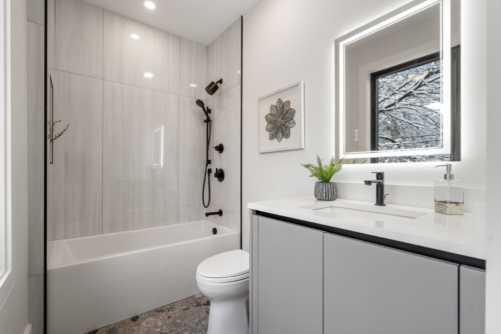 116 Thorndike St # 2B