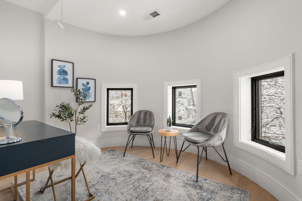 116 Thorndike St # 2B