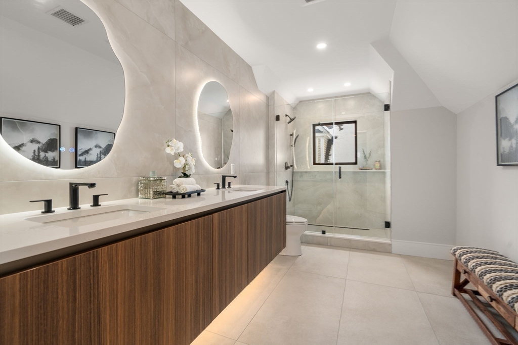 116 Thorndike St # 2B