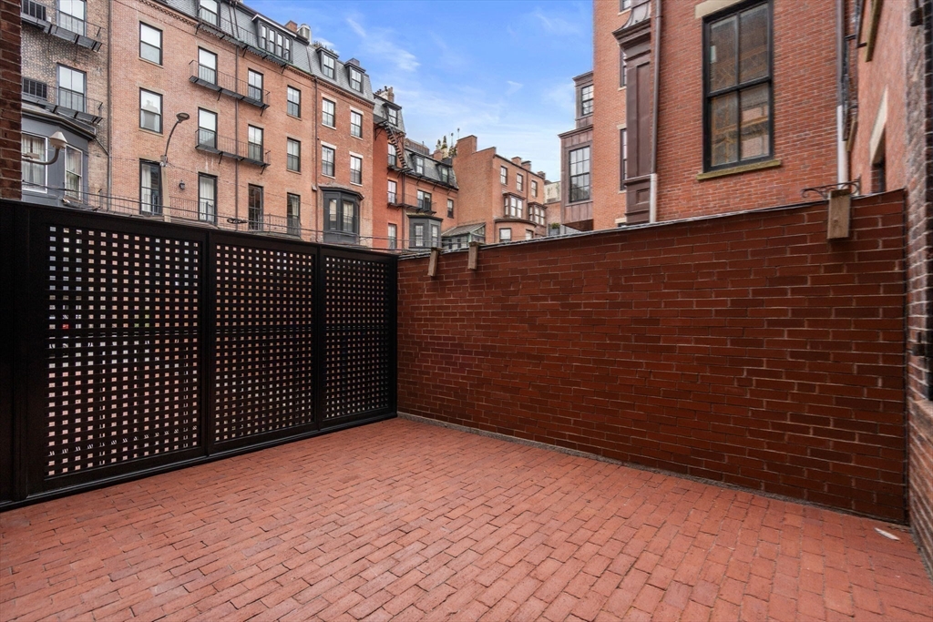 17 Commonwealth Ave # 1